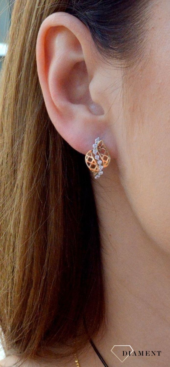 Złote kolczyki wiszące ażurowe listki próby 333 KL 6927 333. Złote kolczyki próby 333 o oryginalnym wyglądzie. Powstały z połączenia ażurkowych listków oraz cyrkonii. Niezwykle urokliwa ozdoba. Na prezent..jpg